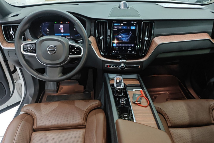 沃尔沃XC60新能源 2025款 插电式混动 长续航四驱智雅豪华版中控内饰7002