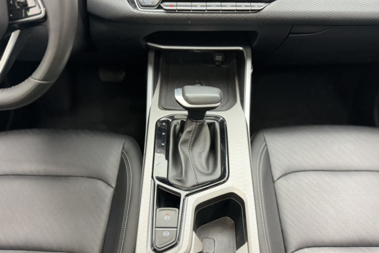 吉利汽车 帝豪 2023款 第4代冠军版 1.5L CVT尊贵型中控内饰7004