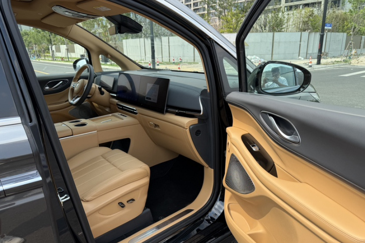 岚图汽车 岚图梦想家 2025款 PHEV 四驱尊贵鲲鹏版局部细节41