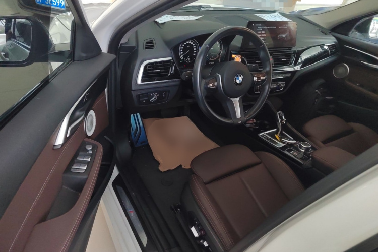 宝马1系 2021款 改款 120i M运动曜夜版中控内饰20