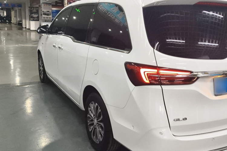 别克GL8 2023款 陆上公务舱 尊贵型车身外观4