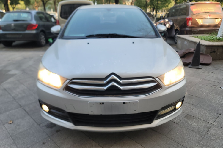 雪铁龙 世嘉 2013款 三厢 1.6L 手动品尚型车身外观2