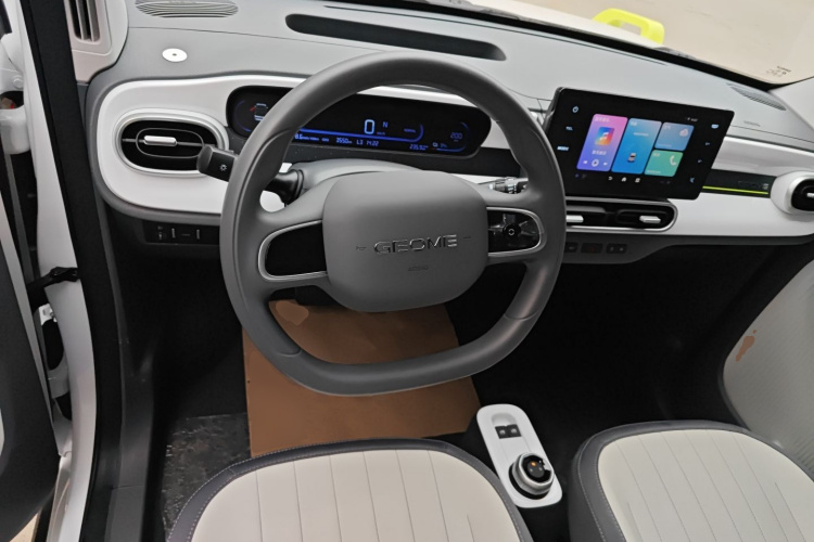 吉利银河 2025款 210km 熊猫骑士中控内饰13