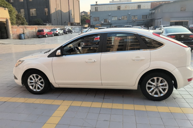 福特 福克斯 2013款 两厢经典 1.8L 手动基本型车身外观4