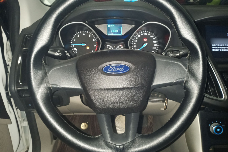 福特 福克斯 2018款 三厢经典 1.6L 自动舒适型智行版中控内饰13