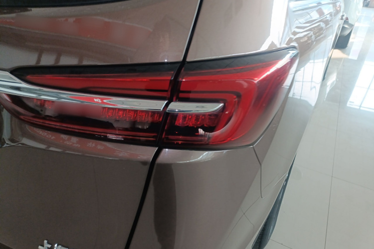 别克GL8 2022款 陆上公务舱 652T 舒适型车身外观9