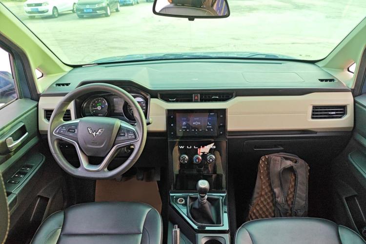 五菱汽车 五菱宏光PLUS 2020款 1.5L 手动舒适型 7座中控内饰12