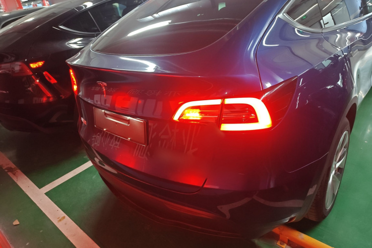 特斯拉 Model Y 2021款 长续航全轮驱动版 3D7车身外观6