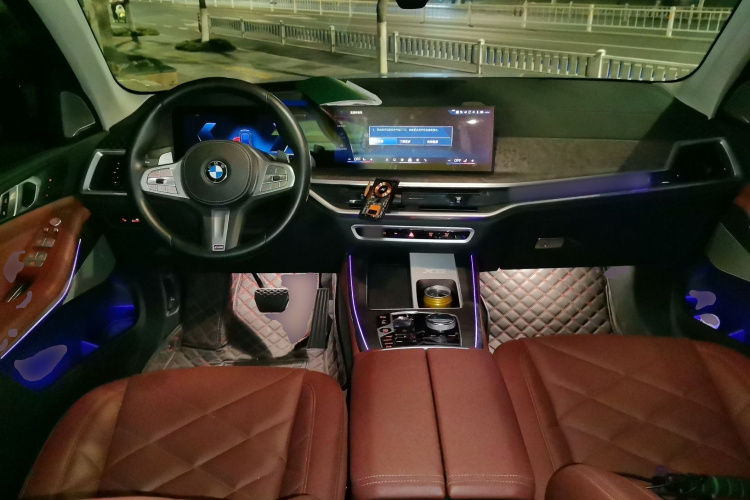 宝马X5 2023款 xDrive 30Li 尊享型M运动曜夜套装中控内饰12