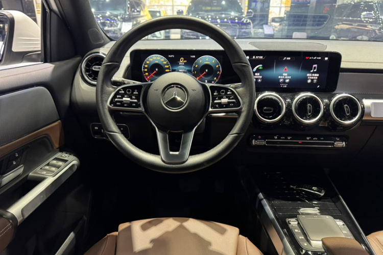 奔驰GLB 2022款 改款二 GLB 200 时尚型中控内饰7008