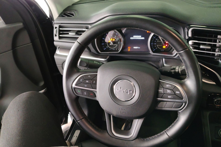 Jeep 大指挥官 2020款 2.0T 两驱精英版中控内饰13