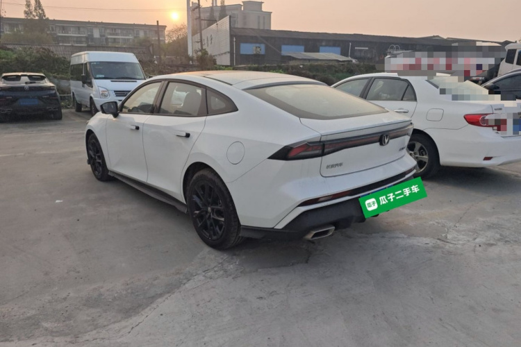 长安UNI-V 2024款 1.5T 尊贵型车身外观4