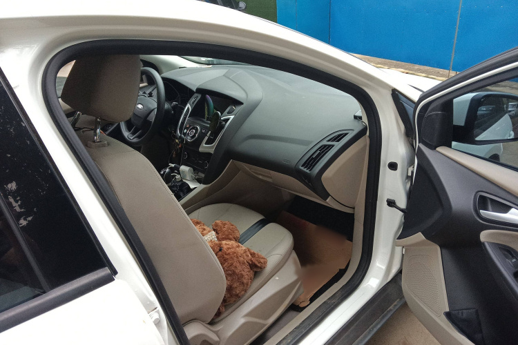 福特 福克斯 2015款 三厢 1.6L 手动舒适型局部细节9005