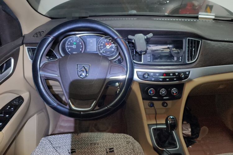 宝骏730 2019款 1.5L 手动超值型 7座 国VI中控内饰13