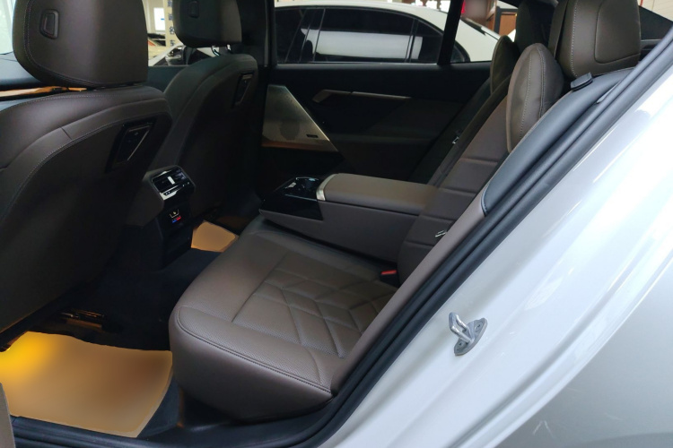 宝马5系 2024款 530Li 领先型 M运动套装中控内饰21