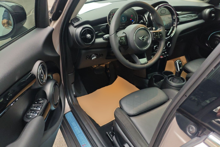 MINI 2023款 2.0T COOPER S 艺术家 五门版中控内饰20