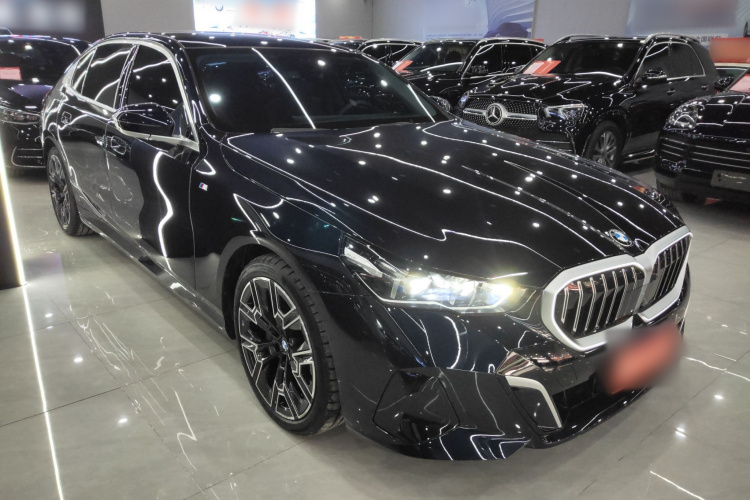 宝马5系 2025款 530Li 尊享型 M运动套装车身外观3