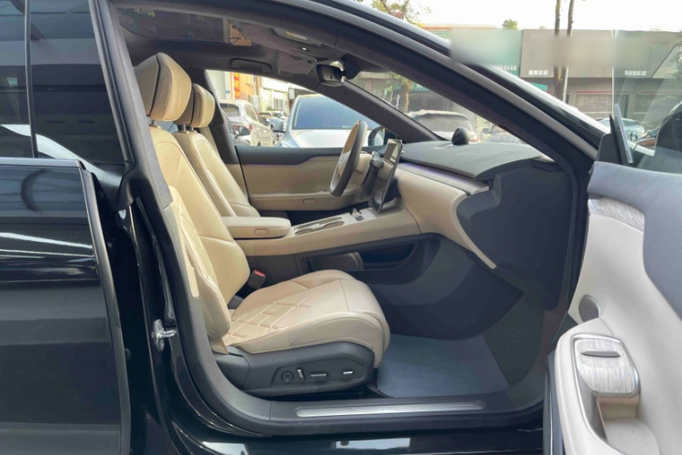 蔚来ET7 2022款 100kWh 首发版中控内饰7012