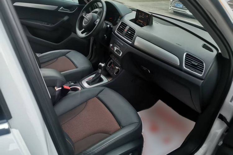 奥迪Q3 2018款 35 TFSI 时尚型典藏版中控内饰7006