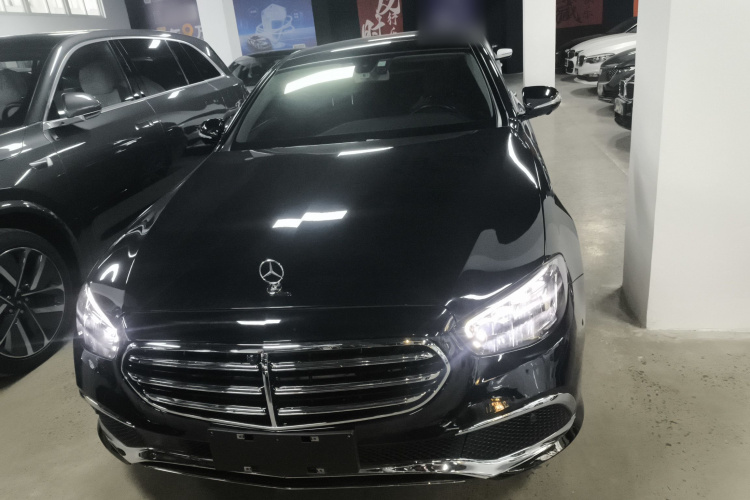 奔驰E级 2020款 改款 E 300 L 运动时尚型车身外观2