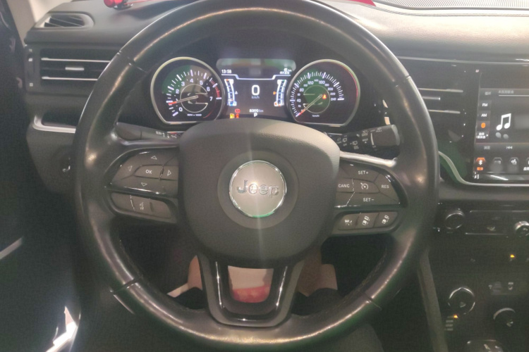 Jeep 大指挥官 2020款 2.0T 四驱夜鹰版中控内饰13