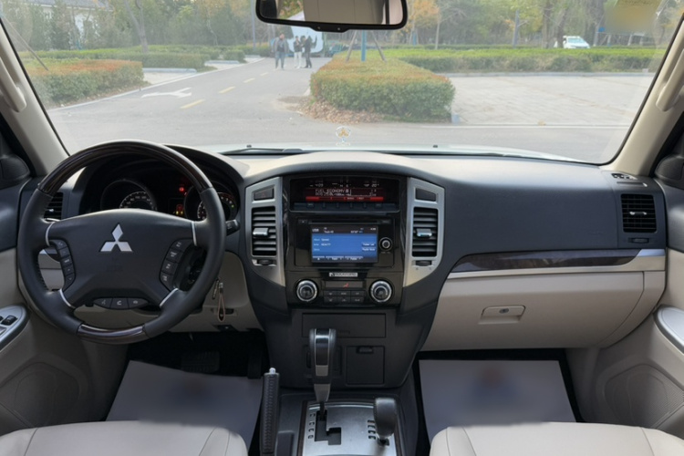 三菱 帕杰罗（平行进口）中控内饰7001