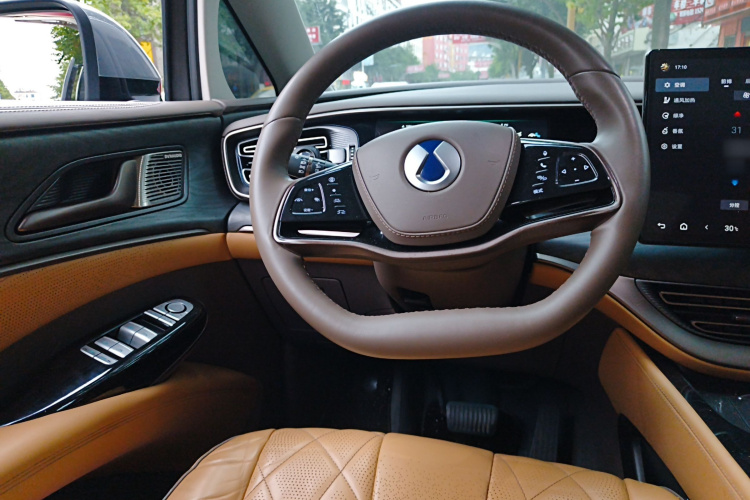 腾势D9 2022款 DM-i 1040 尊贵型中控内饰13