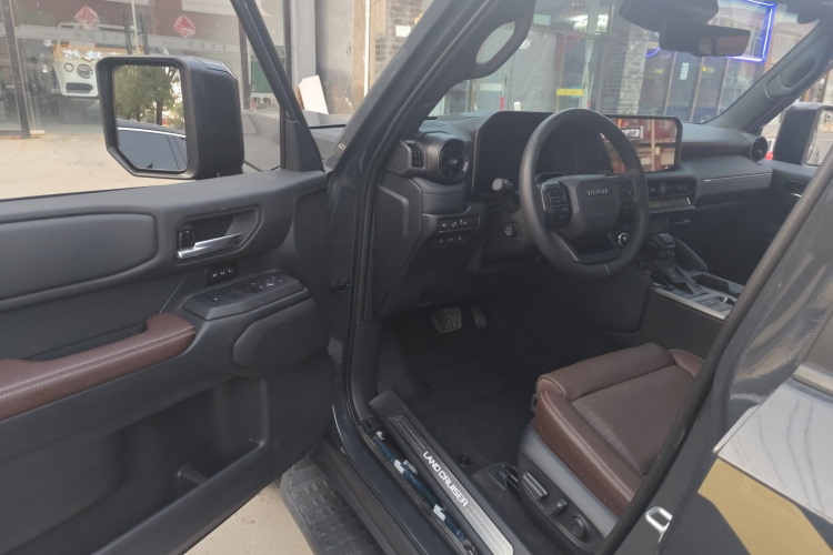 丰田 普拉多 2024款 2.4T 悍野WX版 6座中控内饰20