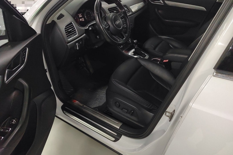 奥迪Q3 2013款 35 TFSI 舒适型中控内饰7003