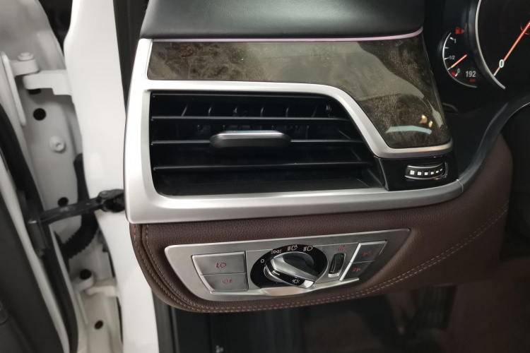 宝马7系 2016款 740Li 领先型中控内饰7012