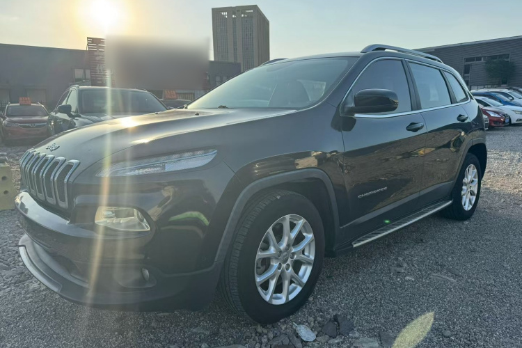 Jeep 自由光 2016款 2.0L 优越版车身外观6001