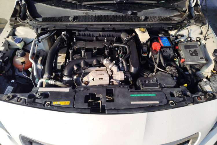 标致408 2016款 1.6T 自动豪华版机舱底盘24