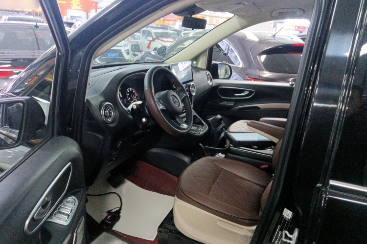 奔驰 威霆 2016款 2.0T 精英版中控内饰19