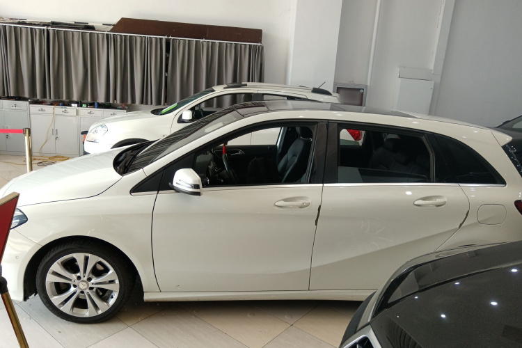 奔驰B级 2015款 B 200 时尚型车身外观4