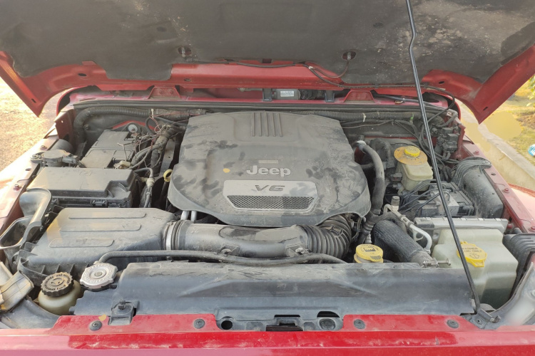 Jeep 牧马人 2014款 3.0L Sahara 四门版机舱底盘24