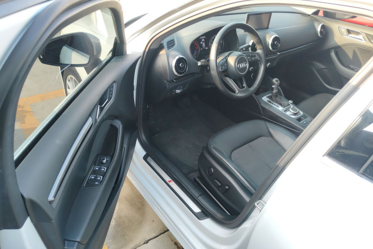 奥迪A3 2017款 Sportback 35 TFSI 时尚型中控内饰7003