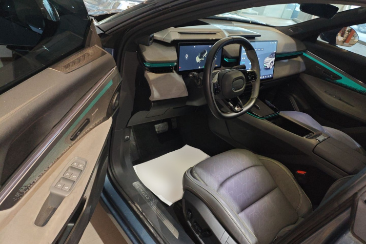 领克08 EM-P 2025款 220km 四驱性能Halo中控内饰7003