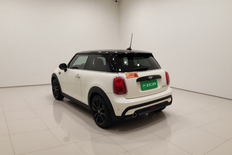MINI 2022款 改款 1.5T COOPER 艺术家车身外观5