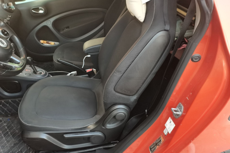 smart fortwo 2015款 1.0L 52千瓦硬顶激情版中控内饰21