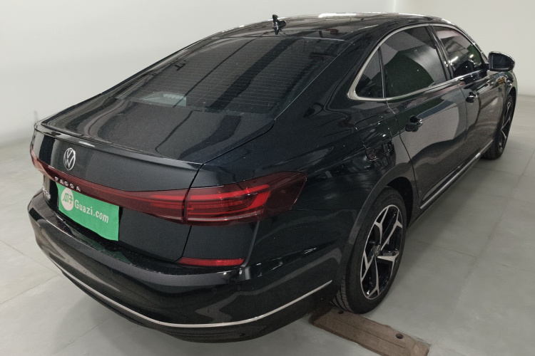 大众 帕萨特 2025款 出众款 330TSI 星空精英版车身外观6