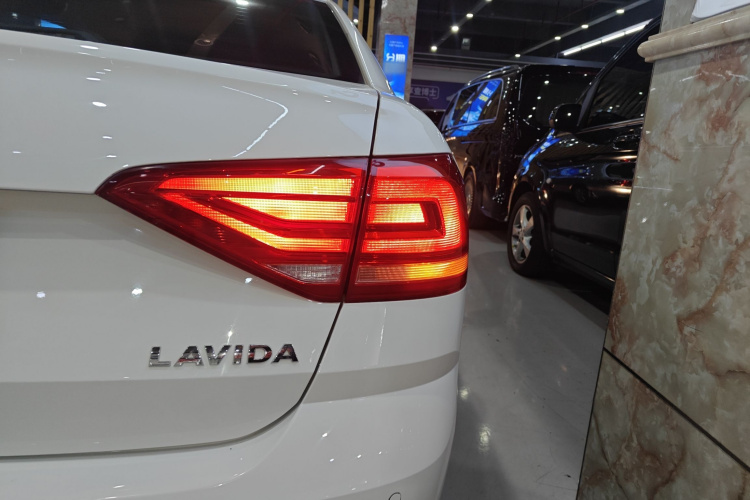 大众 朗逸 2017款 1.6L 自动风尚版车身外观9