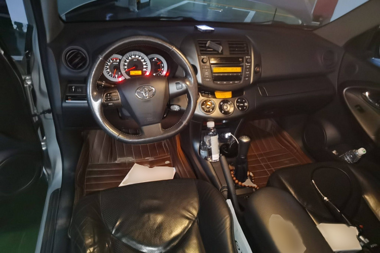 丰田 RAV4荣放 2012款 炫装版 2.4L 手动四驱豪华中控内饰7002
