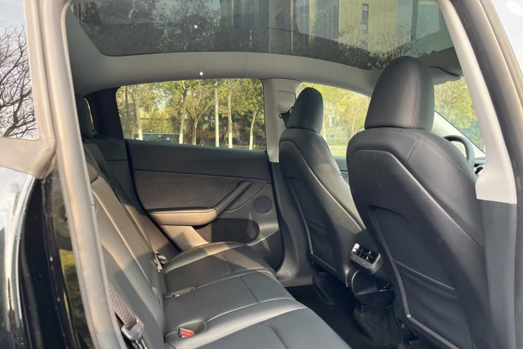 特斯拉 Model Y 2023款 长续航全轮驱动版中控内饰7003