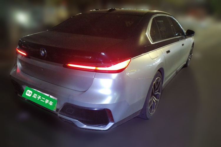 宝马i7 2023款 eDrive50L 领先M运动套装车身外观7