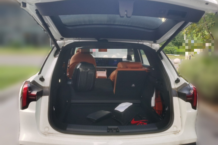 哪吒汽车 哪吒L 2024款 增程 310 闪充红衣版局部细节23