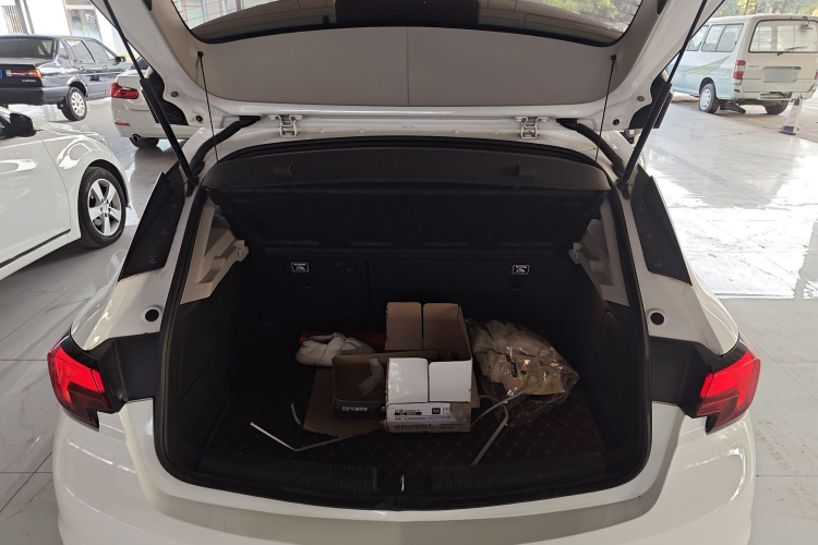 别克 威朗 2016款 两厢 15S 自动进取型机舱底盘23