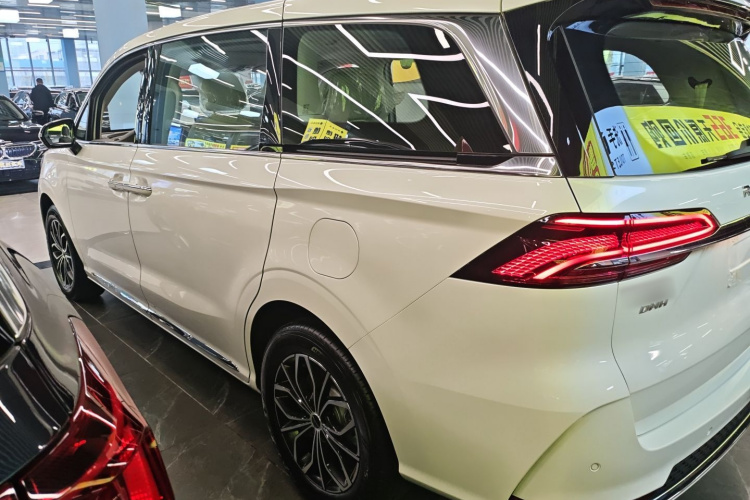 荣威iMAX8新能源 2025款 1.5T DMH 陆尊至享版车身外观4