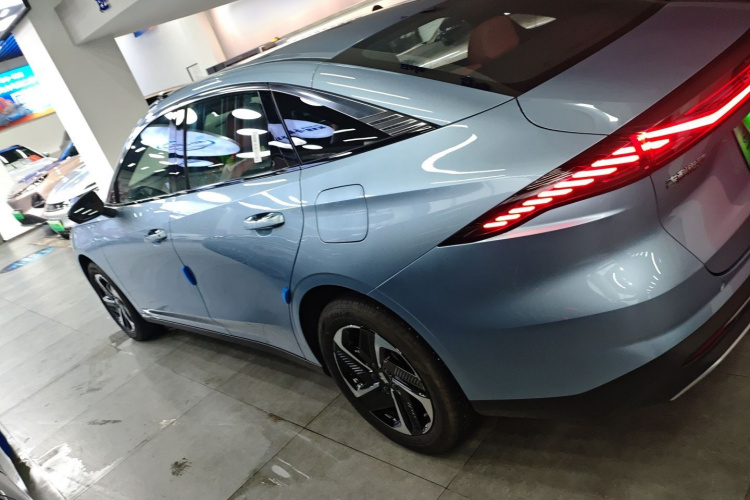 吉利银河 银河L6 2025款 EM-i 140km 星舰版车身外观4