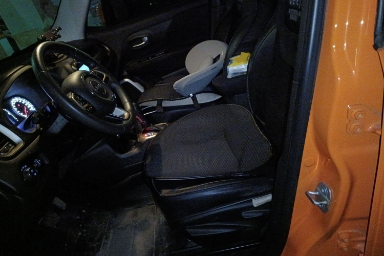 Jeep 自由侠 2018款 互联大屏版 180T 自动高能版局部细节19