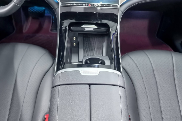 奔驰EQE 2022款 350 先锋版局部细节18